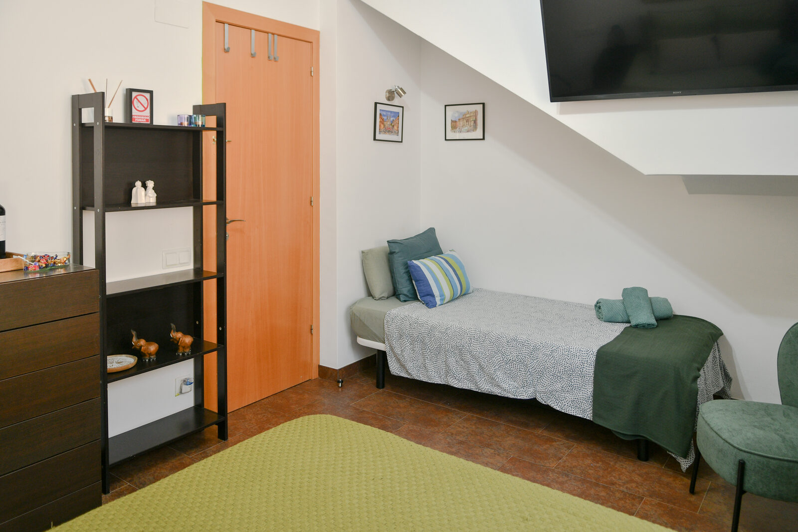 Habitación familiar — cama individual junto a la puerta