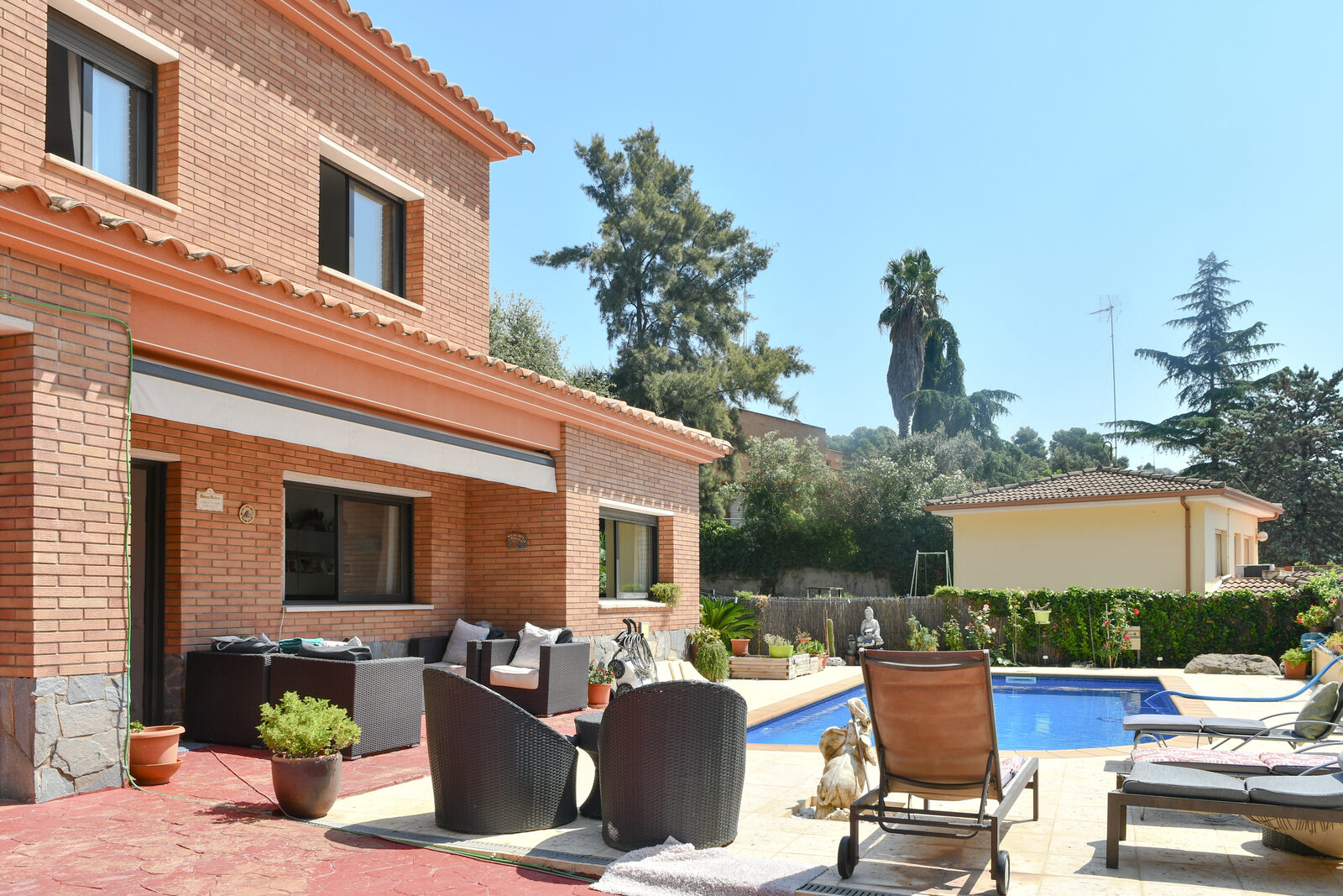 Terraza junto a la piscina